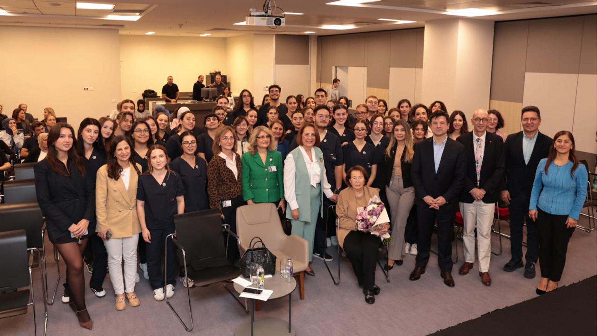 2025-2026 Öğretim Yılı Açılışı ve Koç Üniversitesi Hemşirelik Fakültesi Öğrencileri Rozet Takma Töreni Gerçekleştirildi